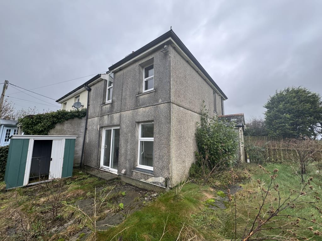 Lot: 154 - SEMI-DETACHED HOUSE FOR IMPROVEMENT - View of the outside from the rear